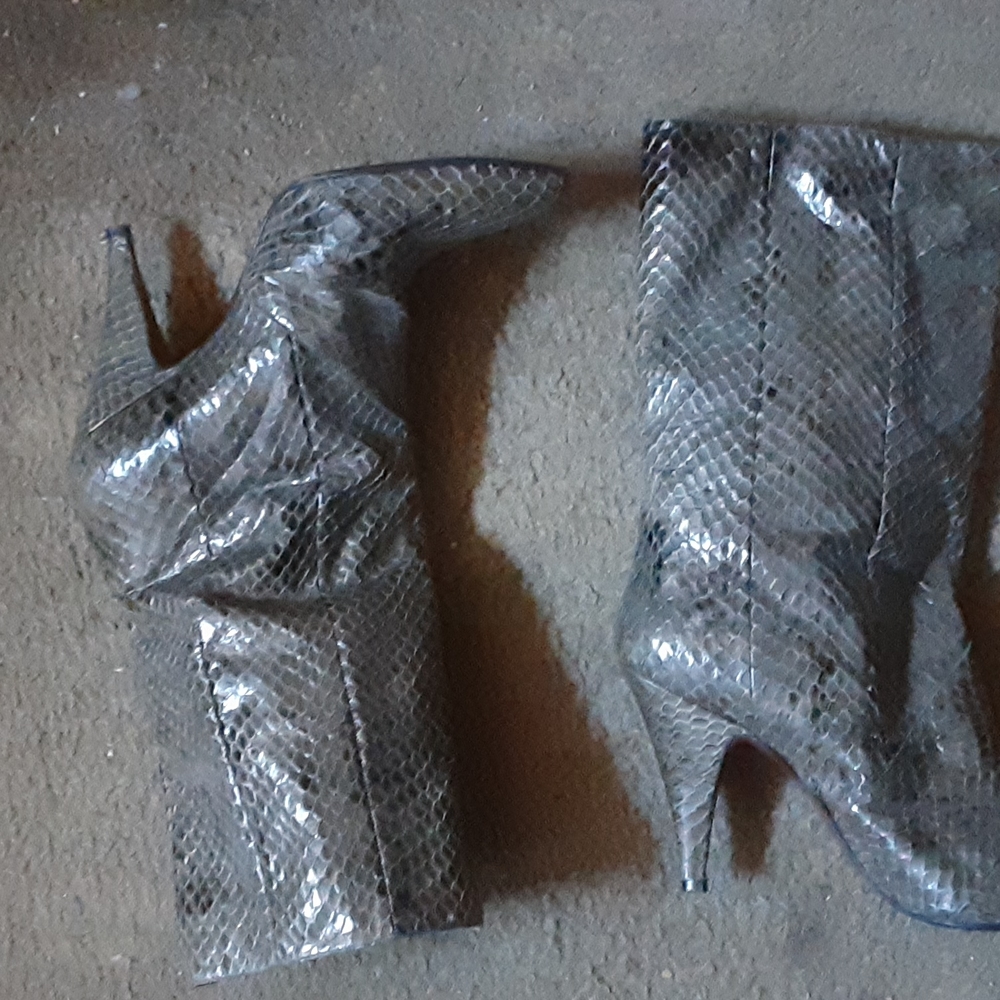 SUELA Cuero sz 38 snakeskin gray heeled boots 4 inch heels leather sole